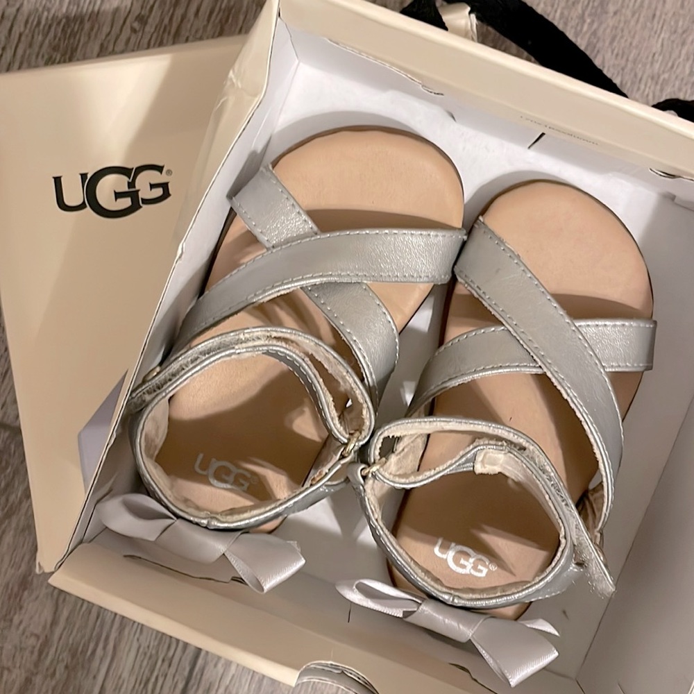 Uggs toddler sandals 6/7